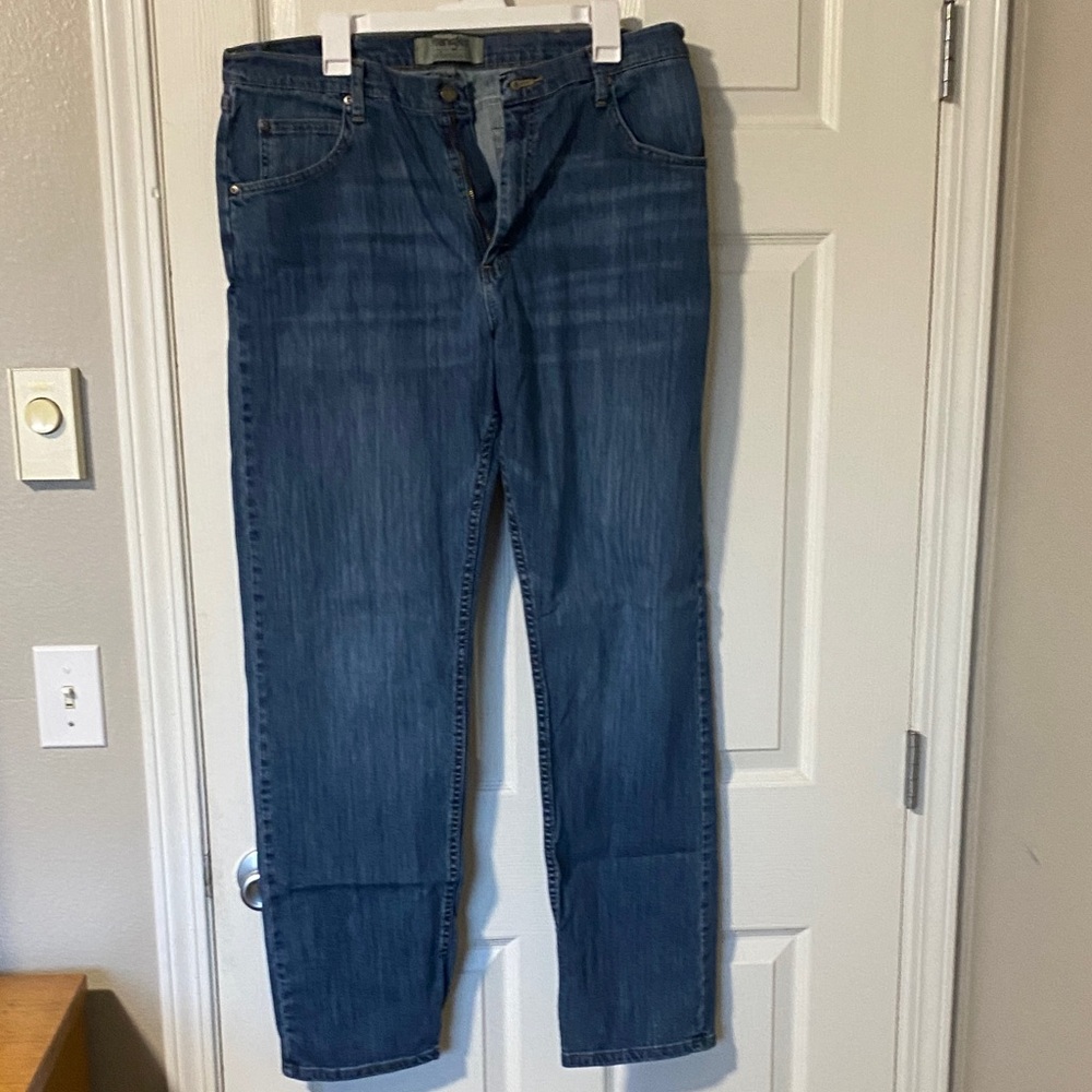 Wrangler Men's Relaxed Fit Blue Jeans